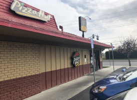 Pizza Hut outside