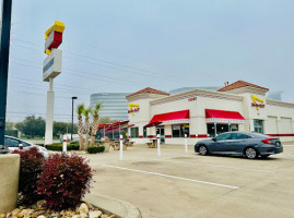 In-n-out Burger outside