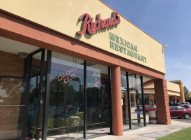 Richard's Mexican outside