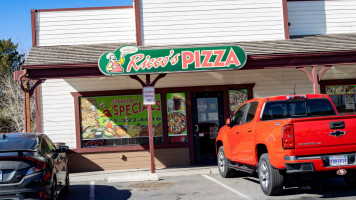 Ricco's Pizza outside