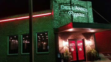 Dell' Anno's Pizza Kitchen outside