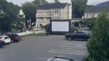 Reel Pizza Cinerama outside