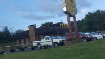 King's Inn Pizza Parlor outside