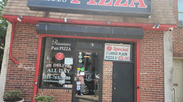 Pete's Famous Pizza outside