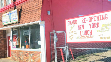 New York Lunch, Original outside