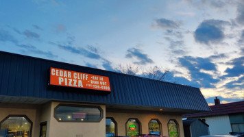 Cedar Cliff Pizza outside