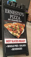 Ernesto's Pizza food