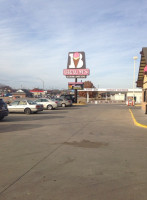 Braum's Ice Cream Dairy Store outside