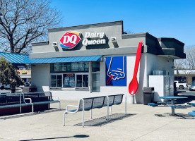 Dairy Queen (treats And Cakes) outside