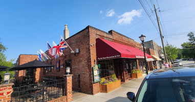 Six Pence Pub outside