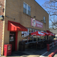 Slick Pig Bbq outside