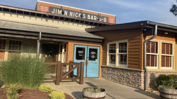 Jim 'n Nick 's -b-q outside