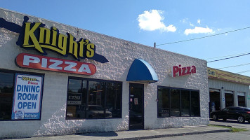 Knight's Pizza outside