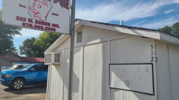 Bowles -b-que outside