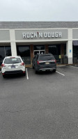 Rock’n Dough Pizza Brewery outside