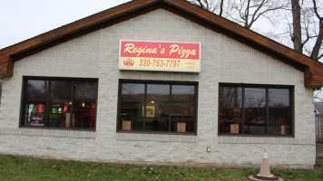 Regina's Pizza outside