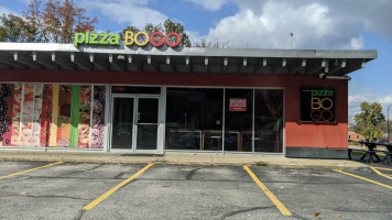 Pizza Bogo outside