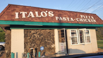 Italo's Pizza outside