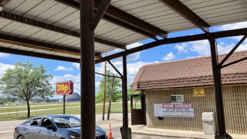 Dilly's Drive-in outside