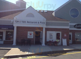 Tom-e-toes And Pizza outside