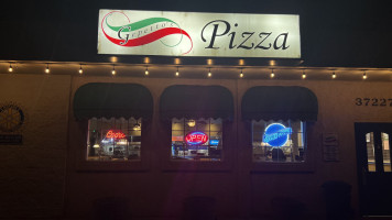 Gepetto's Pizza inside