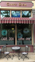 Carpe Diem Coffee Shop outside