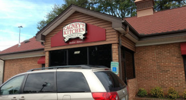 Cagney's Kitchen Cloverdale Ave. outside