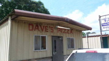 Dave's Pizza outside