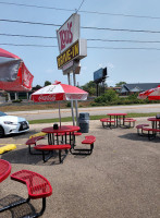 Lou's Drive-in outside