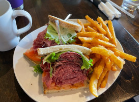 Manhattan Deli Grille food