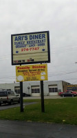 Ari's Diner outside