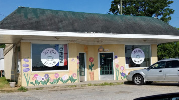 Ringo's Donuts outside