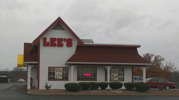 Lee's Famous Recipe Chicken outside