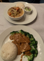 Nida's Thai On High food