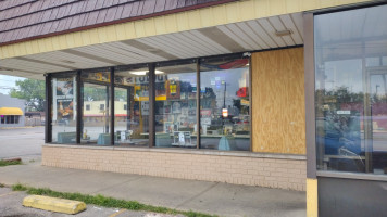 Golden Donuts Diner outside