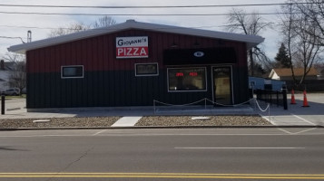 Giovanni's Pizza outside