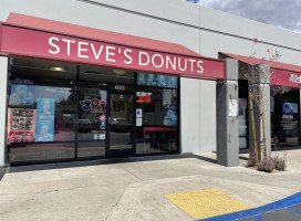 Steve’s Donuts food