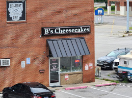 B's Cheesecakes outside