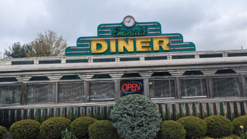 Rhonda's Emerald Diner outside