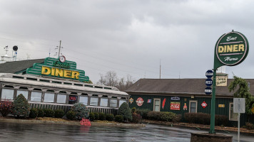 Rhonda's Emerald Diner inside