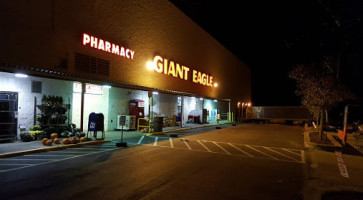 Giant Eagle Supermarket outside