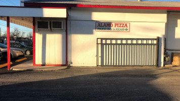 Alamo Pizza Wings outside