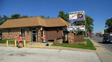 Cahills Family Pancake House inside