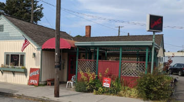 The Garnet Cafe outside