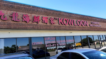 Kowloon Chinese outside