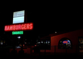 Hill-bert's Burgers Too outside