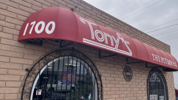 Tony's The Pit -b-q inside