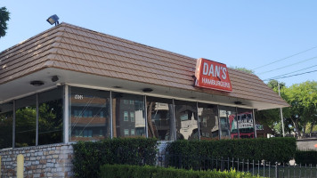 Dan's Hamburgers Austin outside