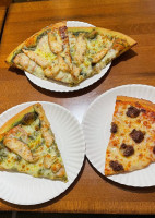 La Gourmet Pizza food