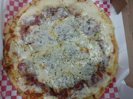 Hugos Pizza food